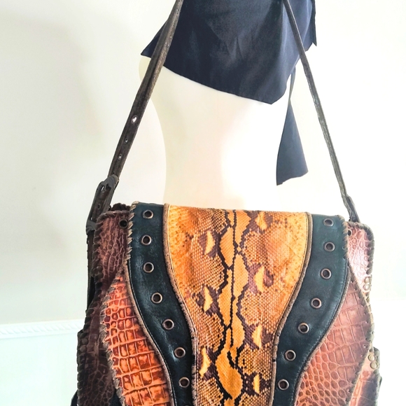 Unique, one of a kind, leather and snake skin messenger bag by Novi Sudiono. - Picture 2 of 15